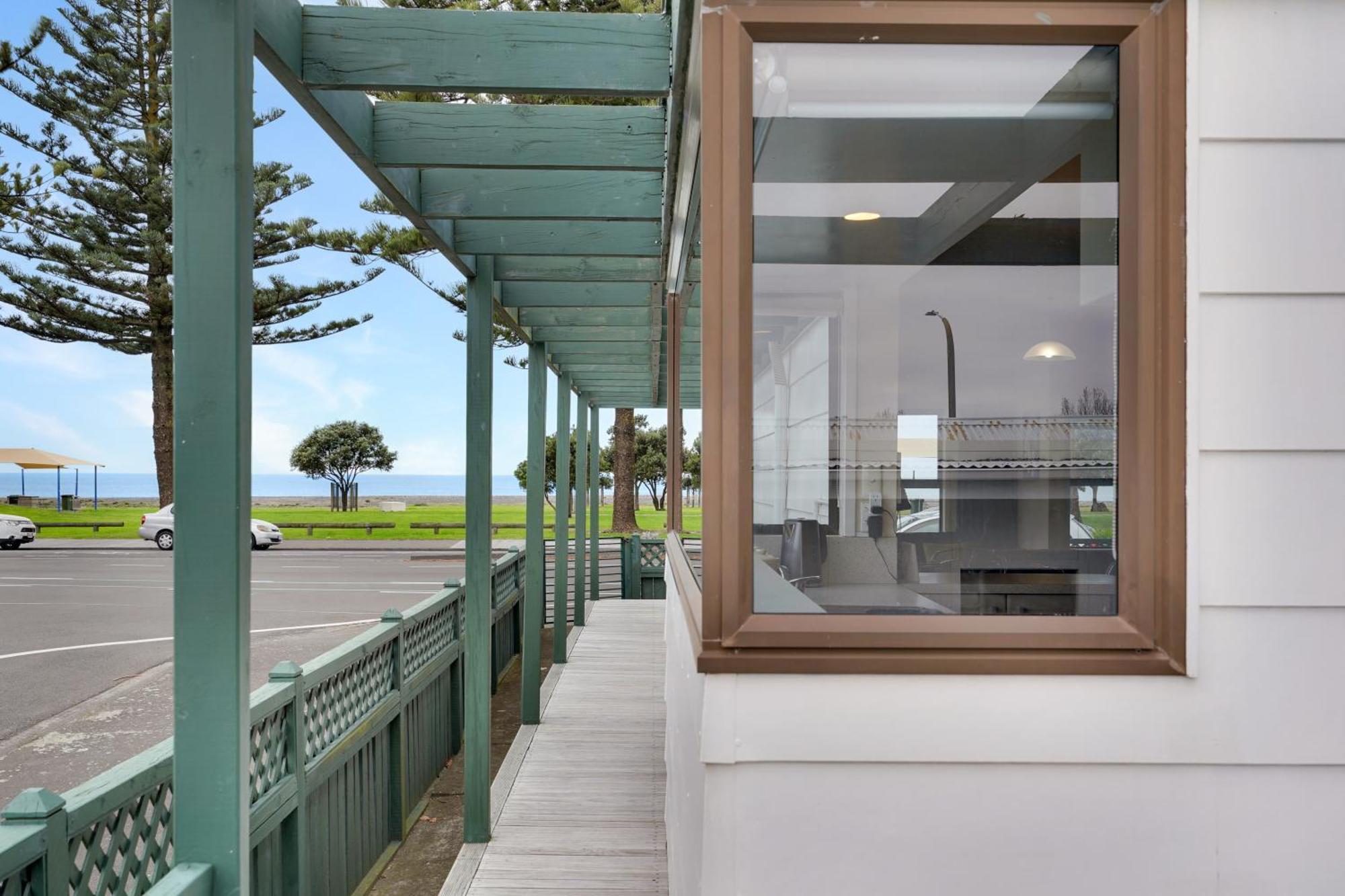 The Nautilus Hotel Napier Buitenkant foto The view from the kitchen