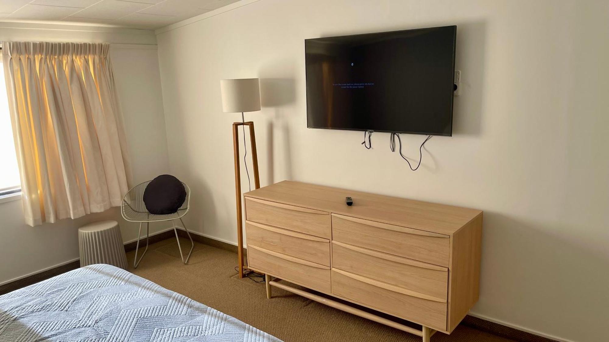 The Nautilus Hotel Napier Buitenkant foto A flat screen television mounted on a wall