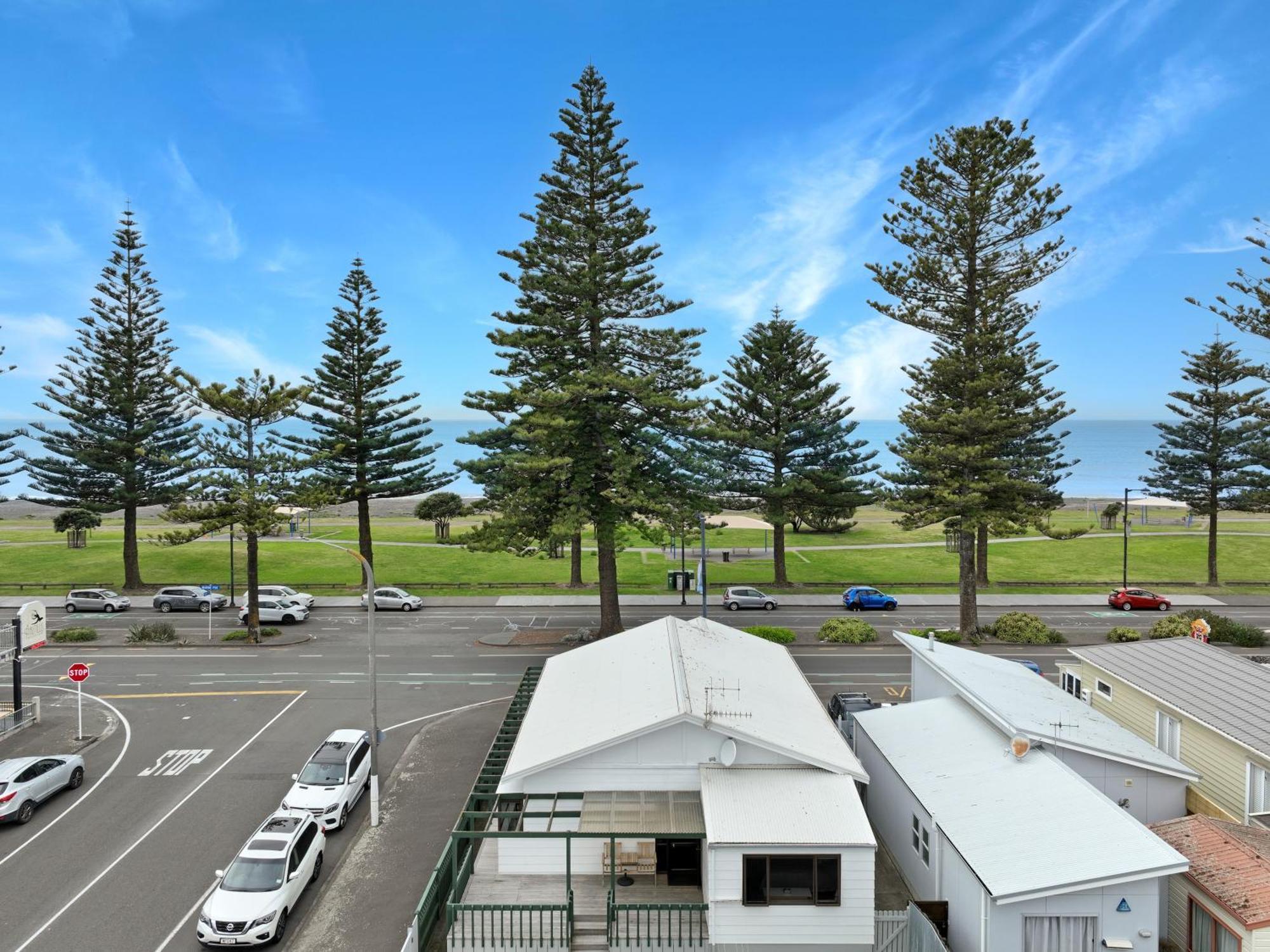 The Nautilus Hotel Napier Buitenkant foto View of the beach from the town