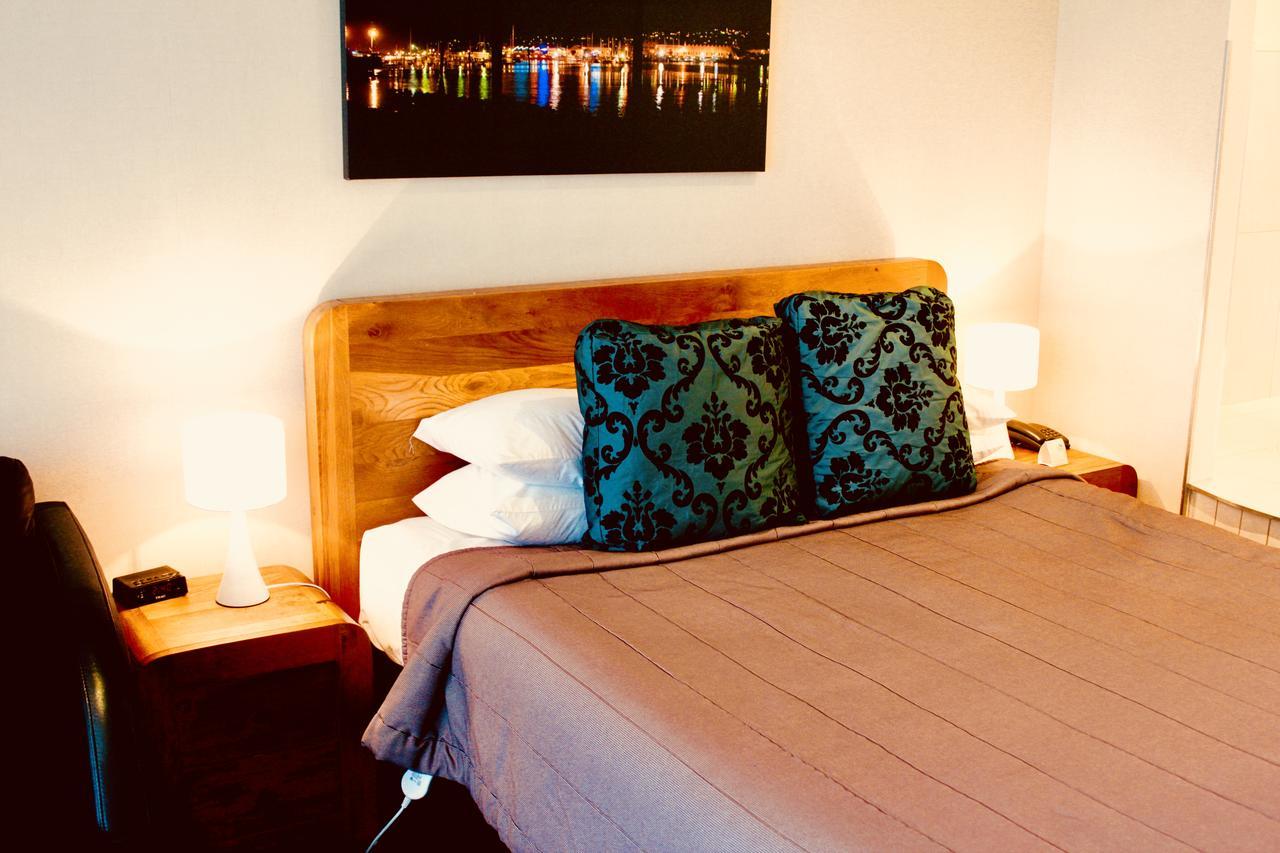 The Nautilus Hotel Napier Buitenkant foto A bedroom at the hotel