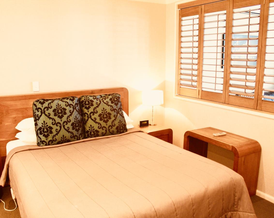 The Nautilus Hotel Napier Buitenkant foto A bedroom at the hotel