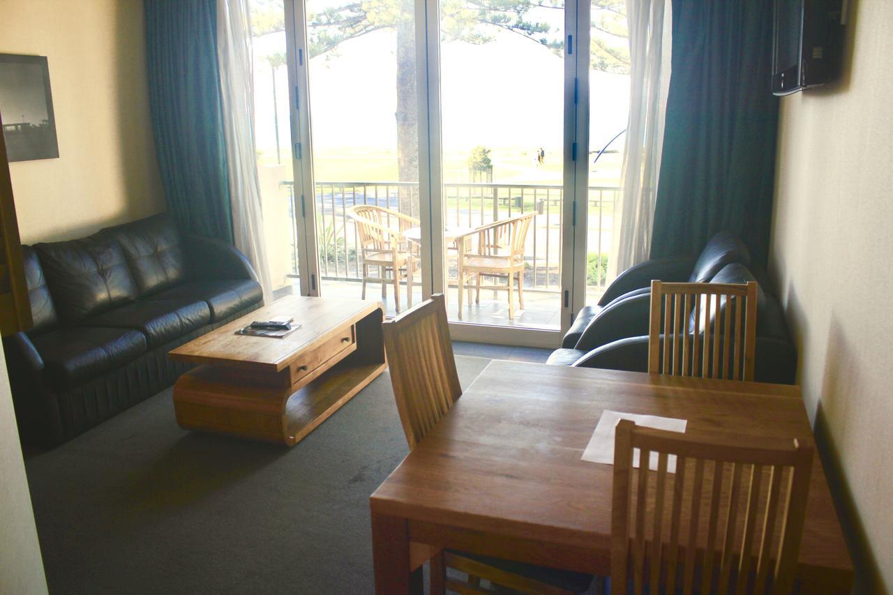 The Nautilus Hotel Napier Buitenkant foto Living room of a two-bedroom apartment