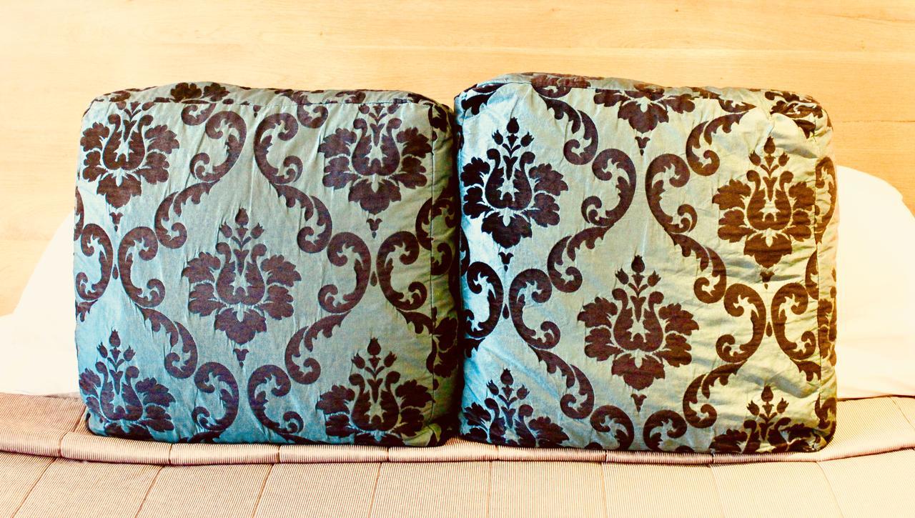 The Nautilus Hotel Napier Buitenkant foto A pair of cushions