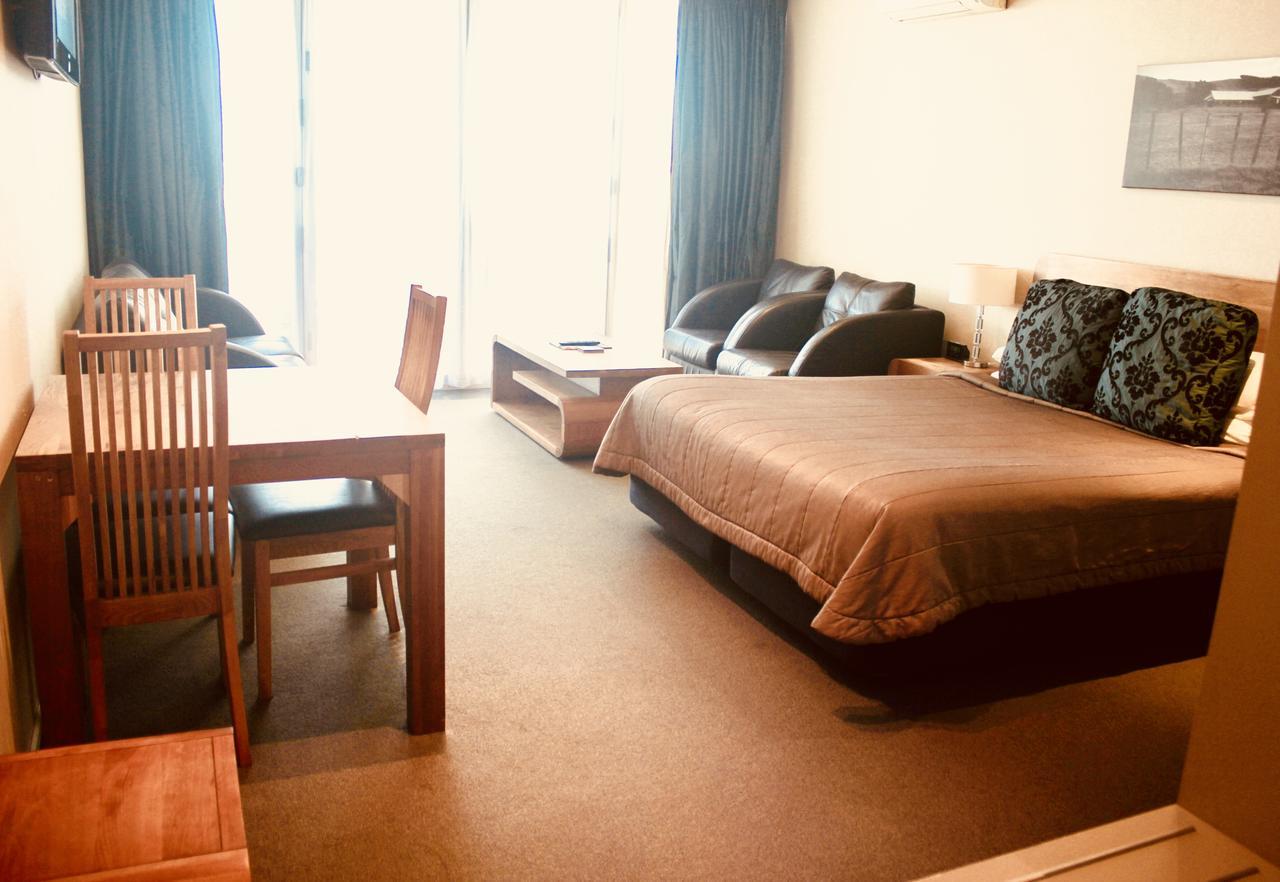 The Nautilus Hotel Napier Buitenkant foto A typical studio apartment