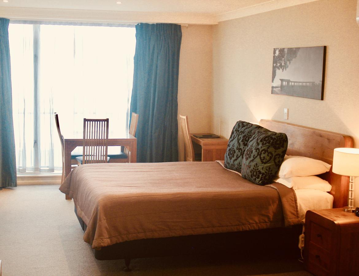 The Nautilus Hotel Napier Buitenkant foto A typical bedroom at the hotel