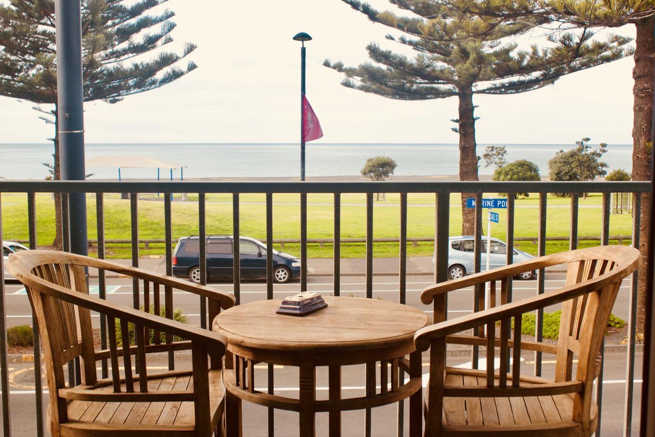 The Nautilus Hotel Napier Buitenkant foto A balcony