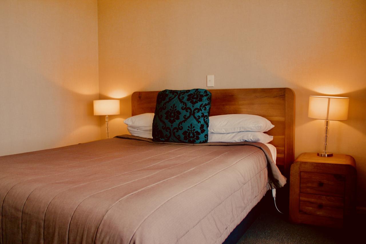 The Nautilus Hotel Napier Buitenkant foto A bedroom at the hotel