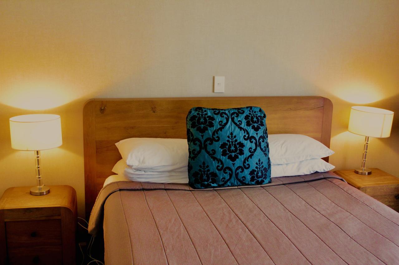 The Nautilus Hotel Napier Buitenkant foto A bed with a pillow