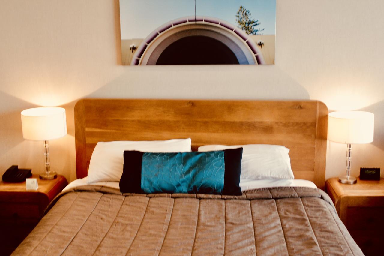 The Nautilus Hotel Napier Buitenkant foto A bed with a throw pillow