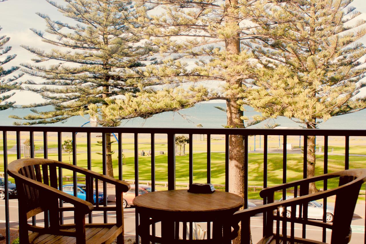 The Nautilus Hotel Napier Buitenkant foto View of Mount Takami from the station