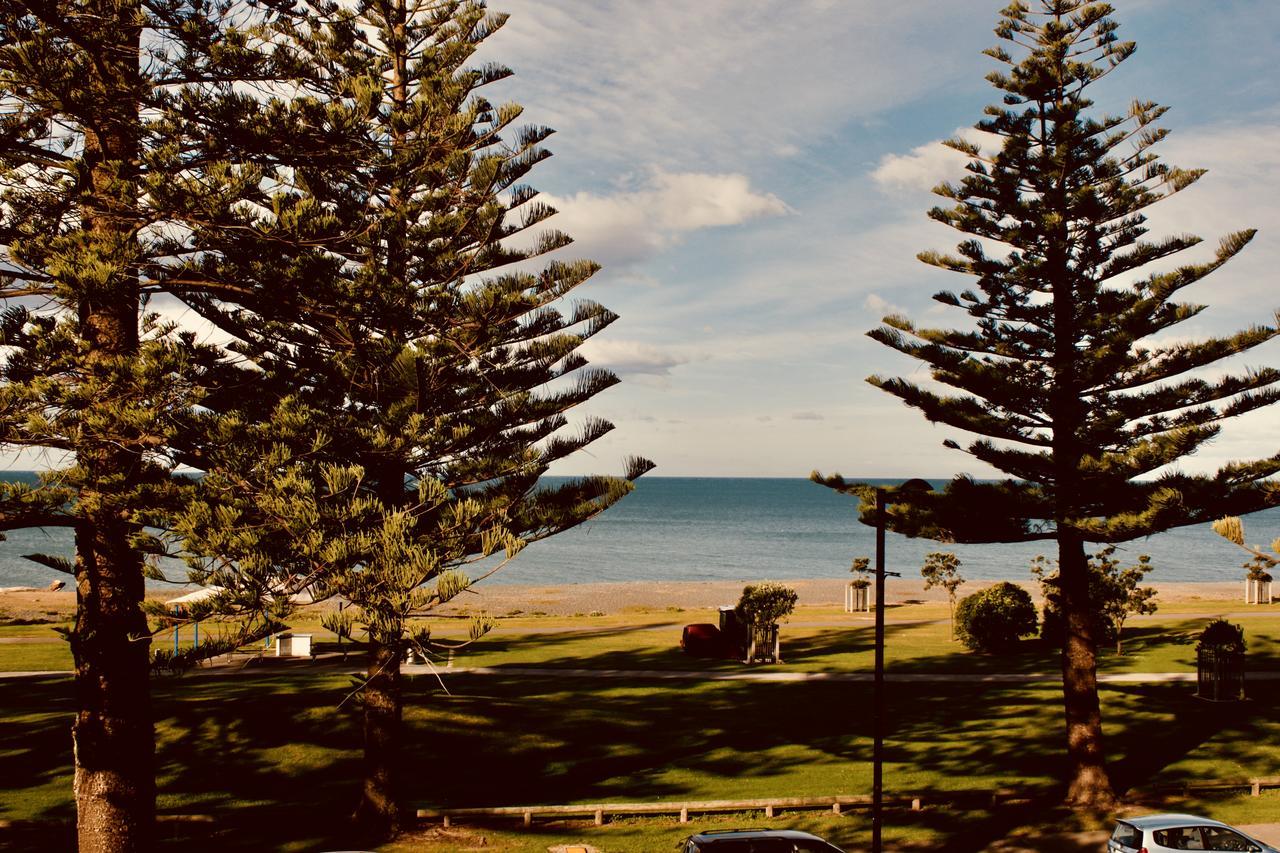 The Nautilus Hotel Napier Buitenkant foto View of the beach from the main street