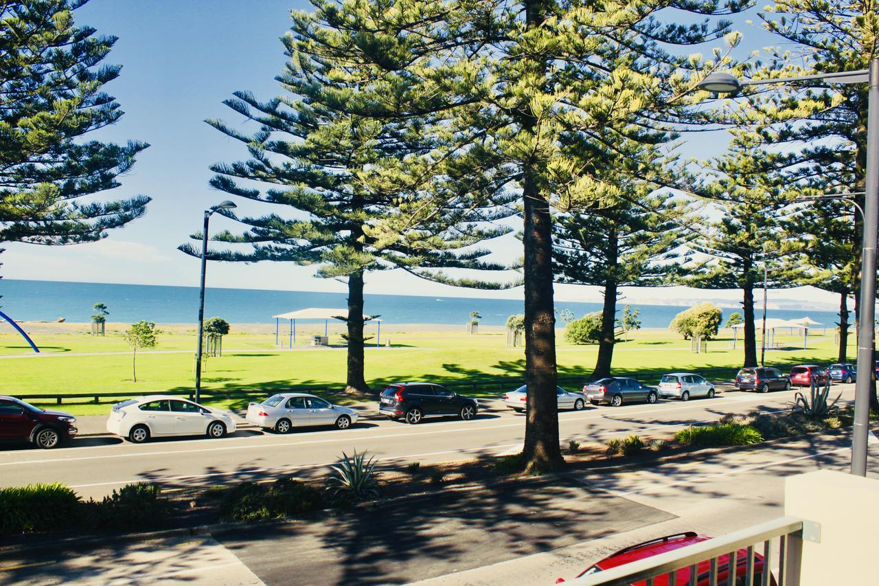 The Nautilus Hotel Napier Buitenkant foto View of the beach from the main street