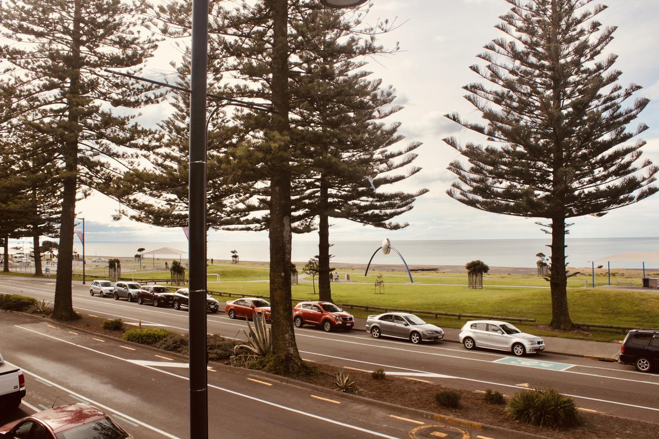 The Nautilus Hotel Napier Buitenkant foto View of the beach from the Esplanade Hotel