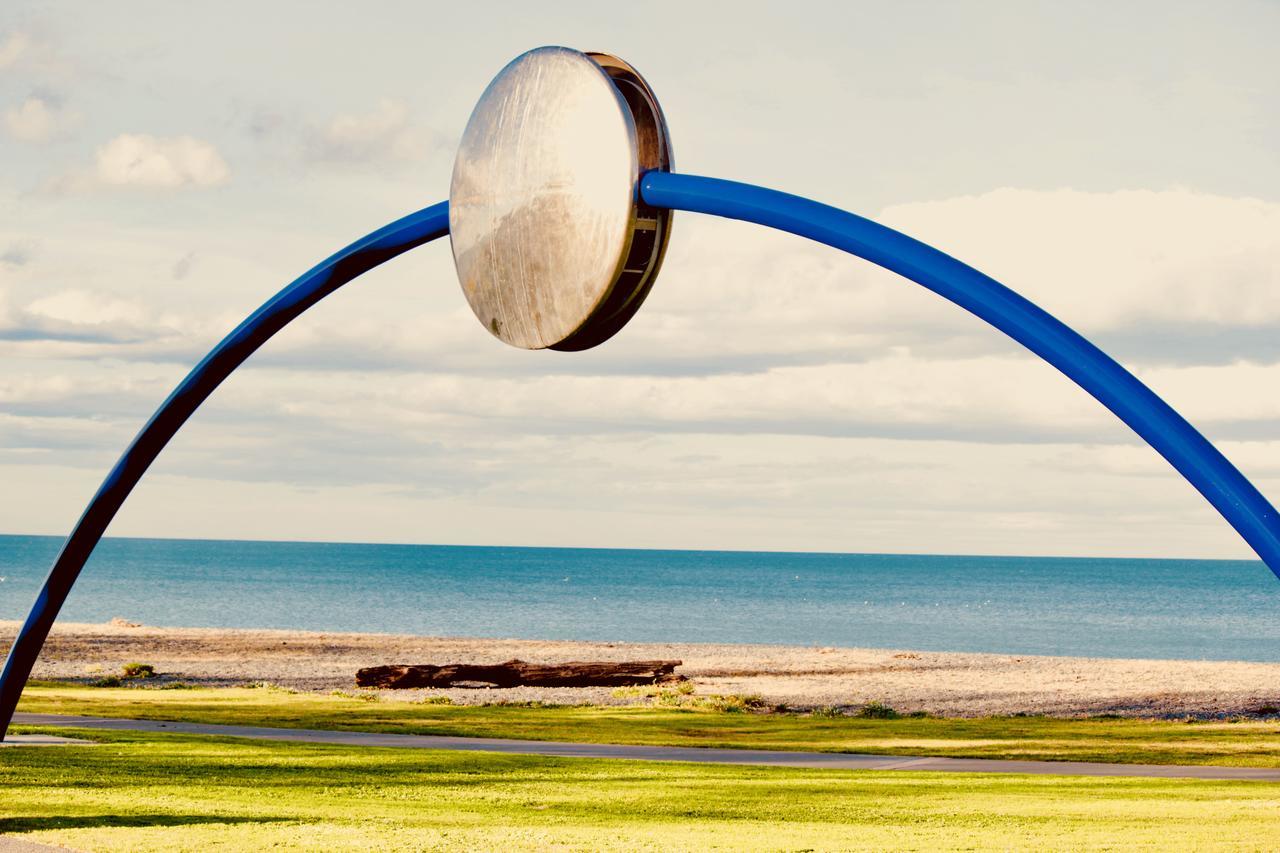 The Nautilus Hotel Napier Buitenkant foto The sculpture at the entrance to the park