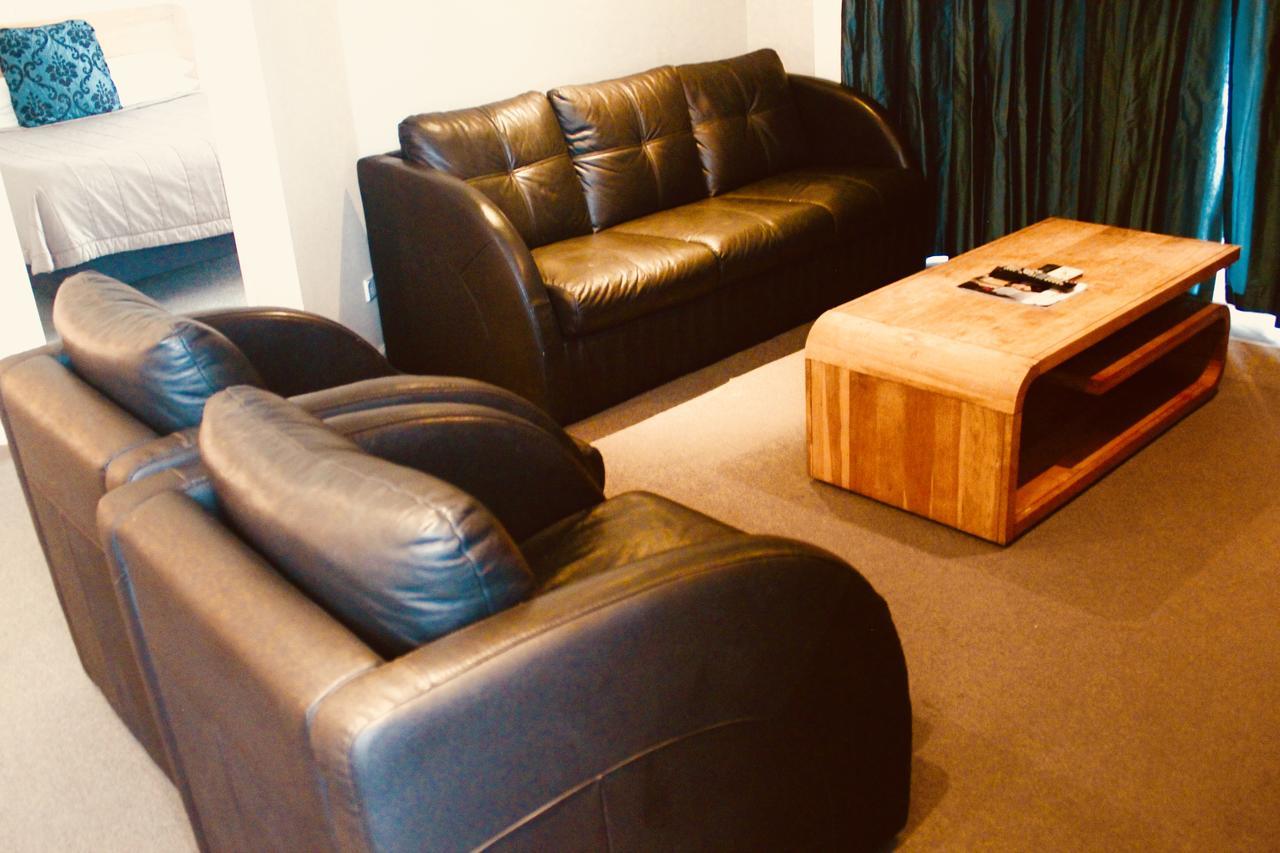The Nautilus Hotel Napier Buitenkant foto A living room in a hotel suite
